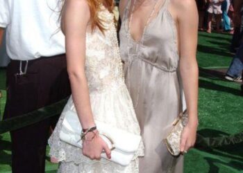 mary-kate-ashley-olsen-3-2000-d64fa0f5cf174f0ab6d3a41c4ad48f7f