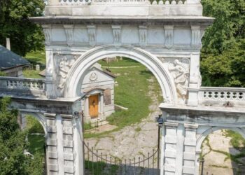 Overgrown Philadelphia cemetery filled with 33K dead tenants, creepy stuffed animals up for sale for $1M