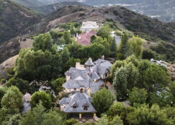 California mansion where Jennifer Lopez wed Cris Judd in 2001 seeks $7.25M â amid her divorce from Ben Affleck