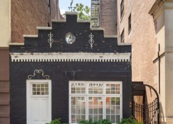 Gramercyâs adorable âLittle House,â which stands in contrast to the taller buildings around it, asks $7M