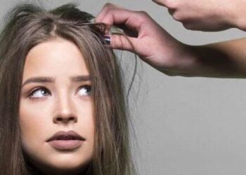 5 natural remedies for dandruff relief
                              
                              Published by Livemint | 31 Oct 2024