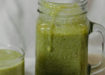 How to Make Healthy Kale Orange Banana Breakfast Smoothie