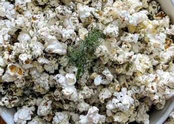 Easy Homemade Dill Pickle Popcorn Recipe