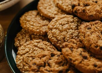 Quick and Easy Chewy Oatmeal Cookie Recipe