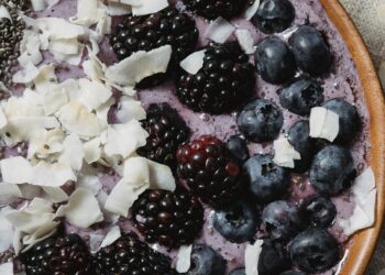 5-Minute Breakfast Berry Smoothie Bowl Recipe