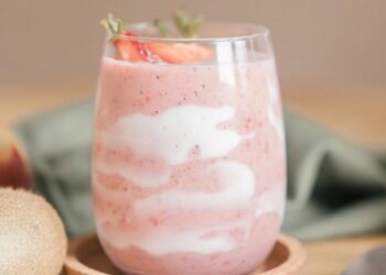 How to Make Strawberry Oatmeal Breakfast Smoothie