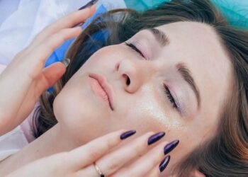 5 home remedies to keep your skin glowing
                              
                              Published by Livemint | 11 Dec 2024