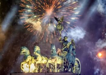 Top 7 photos of New Year 2025 celebrations
                              
                              Published by Livemint | 01 Jan 2025